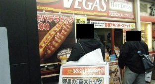 Необычный черный хот-дог из Японии (7 фото)