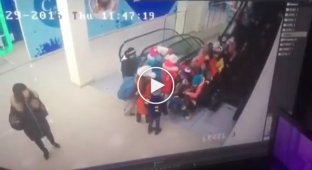 В Ставрополе затянуло школьников под эскалатор