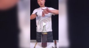 Как достать провалившуюся пробку из бутылки