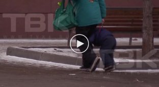 В Красноярске бабушка таскала по улице ребенка на поводке