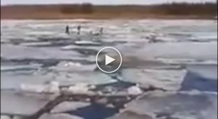 Подвыпивший мужчина потащил надувную лодку с ребенком через ледоход