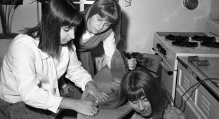 Ретро-фотографии: нью-йоркские школьницы выпрямляют волосы утюгом, 1964 г (4 фото)