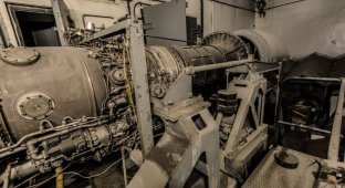 Заброшенный испытательный цех авиационных двигателей (35 фото)