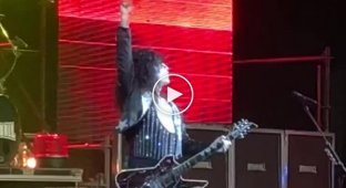Пол Стэнли загорелся во время концерта группы Kiss