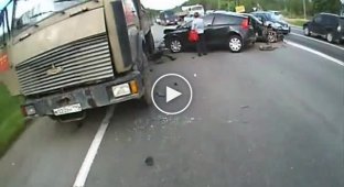 Девушка водитель врезалась в стоящий грузовик