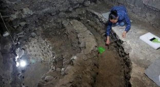 В Мехико найдена пирамида из черепов (3 фото)