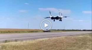 Украинские МиГ-29 и Су-27 используют шоссе как взлетно-посадочную полосу