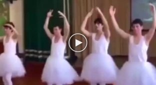 В лицее Дагестана ученики исполнили танец из «Лебединого озера» в образе балерин