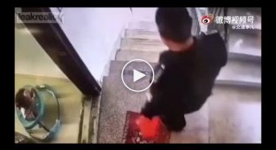 Китайский ребенок вышел на лестничную клетку