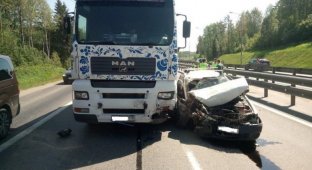 ДТП с участием двух грузовых и легкового автомобиля в Ленобласти (4 фото + 1 видео)