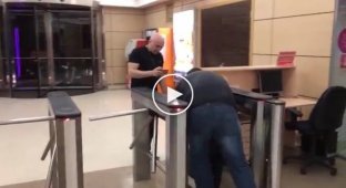Странные люди и 2 полицейских выносят технику из ФБК в котором работает Навальный