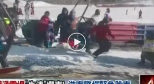 A cable car suddenly sped up, forcing tourists to jump into the snow in China