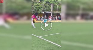 A brutal moment at a match: a football player accidentally caught an opponent's face with his boot