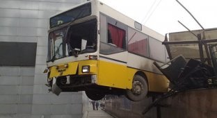 Пассажирский автобус протаранил четыре столба и снес остановку в Алма-Ате
