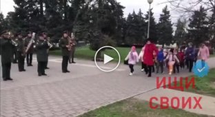 In Russian Yeysk, each kindergarten was assigned a branch of service and sent to the parade. Train now
