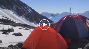 Вертолет грузинской погранслужбы едва не разбился на горе Казбек