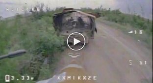 Ворожа БМП-3 із мангалом вибухає після атаки дрона-камікадзе