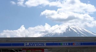 Японский город втихую убрал забор перед горой Фудзи (4 фото)