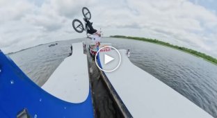 Трюк на BMX между плывущими лодками