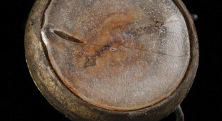 The melted clock from Hiroshima has found a new owner (4 photos)