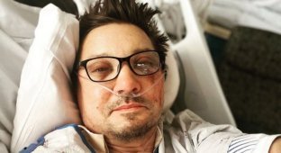 Marvel star Jeremy Renner got in touch from the hospital and showed what he looks like now (photo + video)
