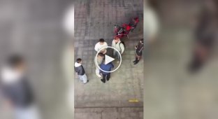 В Китае мужчины вместо кулаков выясняют отношения с помощью плевков в лицо