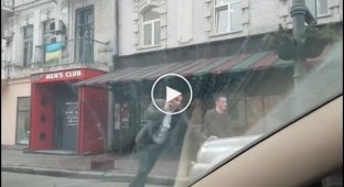 Кличко поработал «эвакуатором» в Киеве