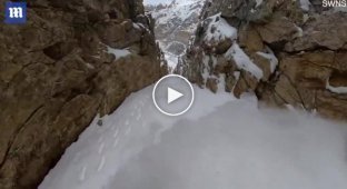 Лыжник запечатлел свой спуск по горному ущелью