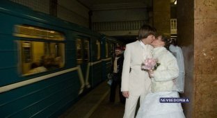 Свадьба в Макдональдсе и в метро (5 фото)
