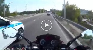 Видео погони за мотоциклистом, который пытался скрыться во дворах