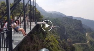 Необычные качели над 340-метровой пропастью в Китае