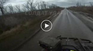 Росіяни тікають від українського FPV-дрону
