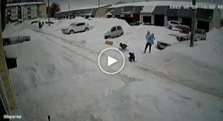 Груды снега и льда едва не придавили женщину с двумя детьми