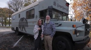Семейная пара из США купила старый школьный автобус и переделала его в комфортный дом на колёсах (5 фото + 1 видео)
