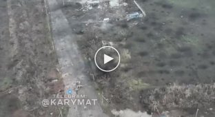 Удар украинской артиллерии отправляет российского солдата, пригнувшегося, чтобы посрать в космос