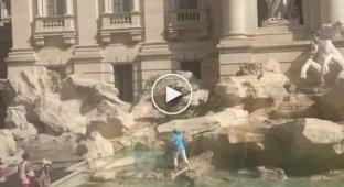 Ignorant tourist climbed into the famous Trevi Fountain in Rome to fill a bottle with water