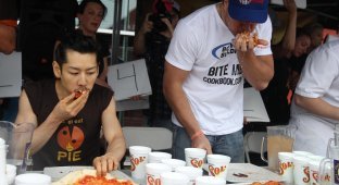 Конкурс на скоростное поедание пиццы (16 фото)