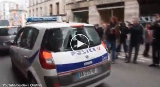 В Париже протестующие напали на полицейский автомобиль