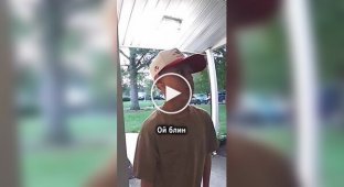 Мальчик вместе с отцом звонил в двери незнакомцев и убегал