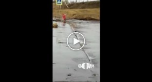 В Башкирии девочку на роликах чуть не смыло сильным потоком воды