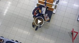 В России мужчина решил обменять старую обувь на новую