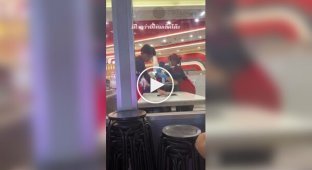 In Thailand, the fastest waiter was spotted.