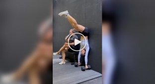 Brain trick: girls acted out a scene near the wall