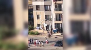 Мужчины устроили рискованную спасательную операцию ради девушки