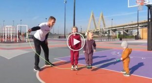 Спортивная семья показывает трюки со скакалками в Казани