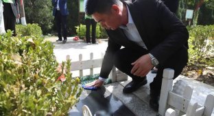 Поминальщики напрокат. В Китае создали необычный кладбищинский сервис (6 фото)