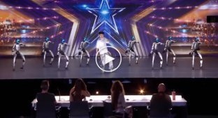 Китаец покорил Americas Got Talent танцем с восемью роботами