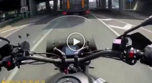 Мотоциклист и автомобилист не поделили дорогу