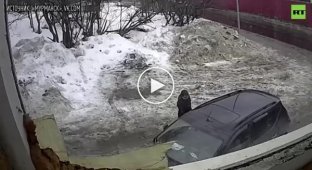 Глыба льда упала на автомобиль с людьми под Мурманском