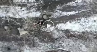 Украинский дрон сбрасывает ВОГи и гранаты на российских военных в Луганской области